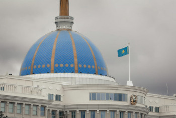 Фотография к новости: Мемлекет басшысы ардагер Әбдіғали Қаймолдиннің отбасына көңіл айтты