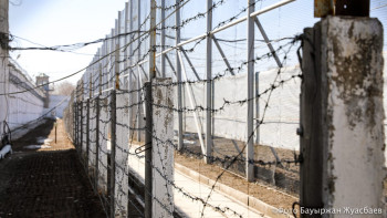 Фотография к новости: Тұтқын камераласының сөмкесіне тығылып, түрмеден қашып кетті