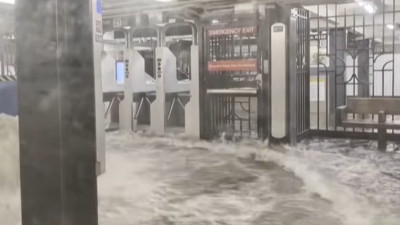 Нью-Йорк метросы қатты жауыннан кейін су астында қалды