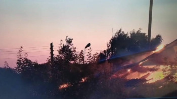 Фотография к новости: Полицейлер жанып жатқан ғимараттан ер адамды алып шықты