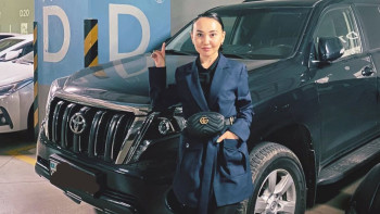 Фотография к новости: Перизат Қайрат жиналған ақшаға қандай VIP-нөмірлер тағып, қымбат көліктер алғаны белгілі болды