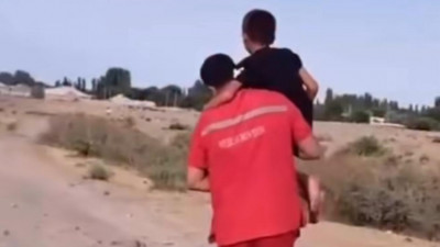 42 градуста баланы көтеріп, жаяу жүрген фельдшер көпшіліктің жүрегін елжіретті