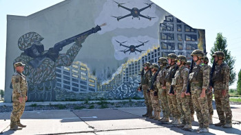 Фотография к новости: Әскерилер дрондарды атып түсіруді үйреніп жатыр