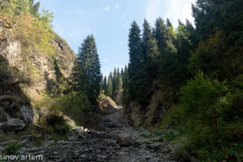 Фотография к новости: Алматы тауларында жасөспірім жартастан құлап кетті