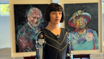 Фотография к новости: ЖИ жаңалығы: Ай-Да роботы Король Чарльздің портретін салып, БҰҰ-да сөз сөйледі