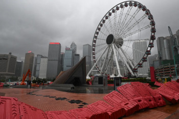 Гонконгта төтенше жағдай жарияланып, әуе рейстері тоқтады