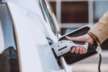 Фотография к новости: ЕО бензинмен жүретін көліктерге тыйым салуға ниетті