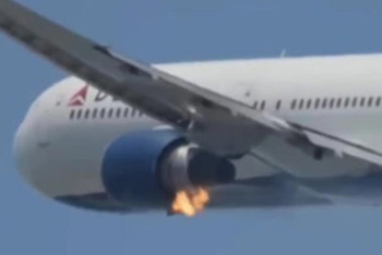 АҚШ-та 226 жолаушы мінген ұшақ аспанда өртке оранды