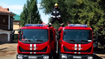 Фотография к новости: Көлік үстіндегі шпагат: Оралдық өрт сөндіруші ерекше трюк жасады