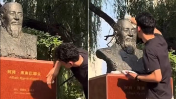 Фотография к новости: Шетелде жүрсе де ұлт руханиятын ұлықтаған: Абай ескерткішін тазалаған жігіт жұртты сүйсінтті