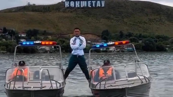 Фотография к новости: Қайық үстіндегі шпагат: Енді ақмолалық құтқарушы су үстінде трюк жасады