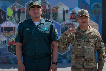 Фотография к новости: Ешқашан назардан тыс қалмайсыздар: Министр пәтер кілттерін табыстады