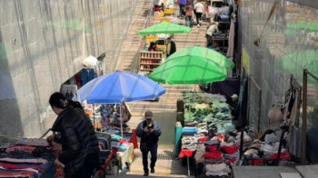 Фотография к новости: 4 млн теңге айыппұл: Алматыдағы "барахолкада" көше саудасына бақылау күшейтіледі