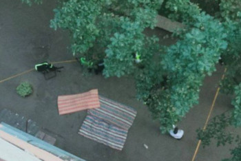 Фотография к новости: Алматыда жас қыз 7-қабаттан секіріп көз жұмды