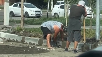 Фотография к новости: Ерекше "технология": Қалақтың орнына тәпішке қолданған қостанайлық жұмысшылар күлкіге қалды