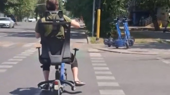 Фотография к новости: "Креативтің шегі жоқ": Алматылық жігіт кеңсе орындығын самокатқа орнатып алды