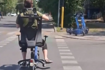 Фотография к новости: "Креативтің шегі жоқ": Алматылық жігіт кеңсе орындығын самокатқа орнатып алды