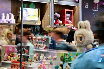 Берлинде Labubu дүкенінің ашылуына жүздеген адам жиналды