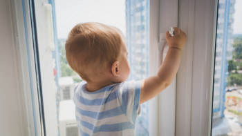 Фотография к новости: Павлодарда 1 жасар бала үшінші қабаттан құлап кетті