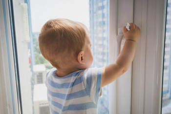 Фотография к новости: Павлодарда 1 жасар бала үшінші қабаттан құлап кетті