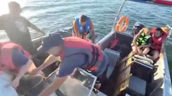 Фотография к новости: Бұқтырмада адамдар мінген қайық аударылып қалды