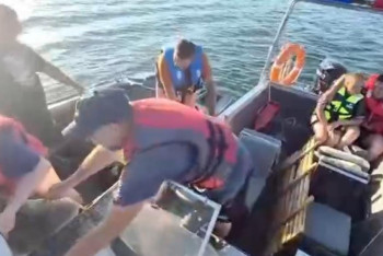 Фотография к новости: Бұқтырмада адамдар мінген қайық аударылып қалды