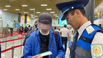 Фотография к новости: Қазақстанға келген туристерге 85 мыңнан астам арнайы карта таратылды