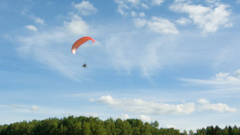 Фотография к новости: Алматы облысында парапланмен ұшып бара жатқан әйел құлап кетті