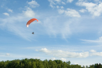 Фотография к новости: Алматы облысында парапланмен ұшып бара жатқан әйел құлап кетті