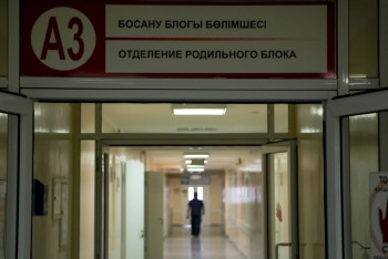 Фотография к новости: "Көмек сұрап жылап жатты": Астанада әйел ауруханада сәбиінен айырылды