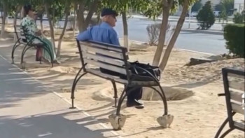 Фотография к новости: "Таптырмайтын технология": Маңғыстауда орындықтар цементімен бірге көшіп жүр