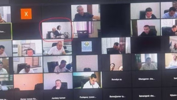 Фотография к новости: Бейнеселектор кезінде қызметкерді құшақтап отырған шенеунік жұмыстан босатылды