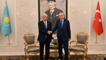 Фотография к новости: Әуежайда екі ел президенттері аз-кем әңгімелесті