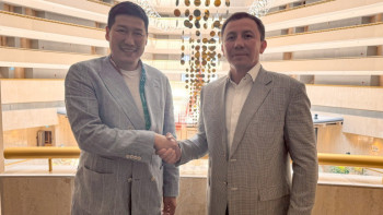 Фотография к новости: Головкин Сингапурда Моңғолия ҰОК басшысымен кездесті