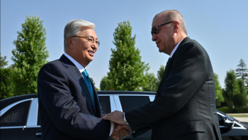 Фотография к новости: Қасым-Жомарт Тоқаевты Анкарадағы президент сарайында салтанатты қарсы алды