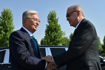 Фотография к новости: Қасым-Жомарт Тоқаевты Анкарадағы президент сарайында салтанатты қарсы алды