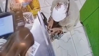 Фотография к новости: Мейірімді жүрек: Ақтөбеде сатушы ақшасы жетпеген әжейге көмектесіп, батасын алды