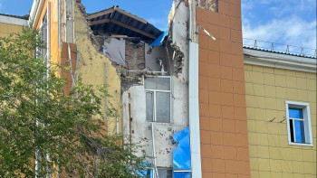 Фотография к новости: Қарағандыда төрт қабатты ғимараттың бір бөлігі құлап, 15 адам эвакуацияланды