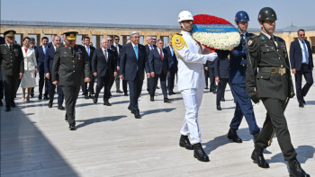 Фотография к новости: Президент Тоқаев Ататүрік кесенесіне зиярат етті