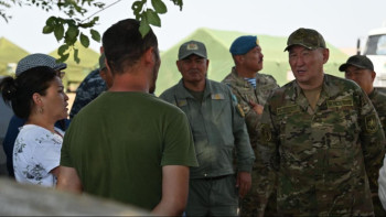 Фотография к новости: Қорғаныс министрі жоғалған тікұшақты іздеу жұмыстарымен жеке танысты