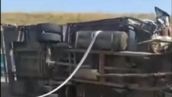 Фотография к новости: Рөлде көзі ілініп кеткен: жүргізуші кабинадан ұшып кетіп, өз көлігінің астында мерт болды