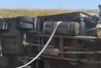 Фотография к новости: Рөлде көзі ілініп кеткен: жүргізуші кабинадан ұшып кетіп, өз көлігінің астында мерт болды