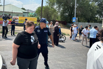 Фотография к новости: "Үш ай бойы ауыз сусыз отырмыз": ашынған Қырғауылды тұрғындары жолды жапты