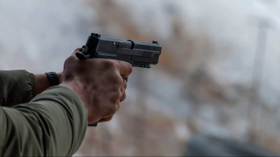 Белгісіз біреулер сұлулық патшайымын атып өлтіріп, сүйіктісі мен бір жасар қызын жаралады