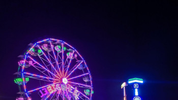 Фотография к новости: Әуеде айналып тұрған аттракцион сынып, 23 адам жарақат алды