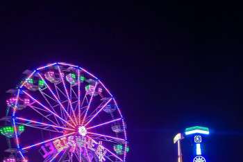 Фотография к новости: Әуеде айналып тұрған аттракцион сынып, 23 адам жарақат алды