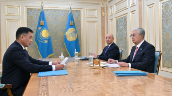 Фотография к новости: Қазақстанда 1700 шақырым жаңа теміржол салынып жатыр – ҚТЖ басшысы Тоқаевқа баяндады