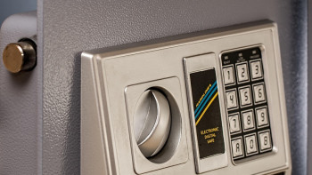 Фотография к новости: Астанада кеңсеге терезеден кіріп, сейфті көтеріп кеткен ұры қолға түсті