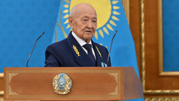 Фотография к новости: Президент теміржол ардагеріне "Қазақстанның Еңбек Ері" марапатын табыстады