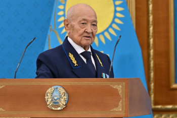 Фотография к новости: Президент теміржол ардагеріне "Қазақстанның Еңбек Ері" марапатын табыстады